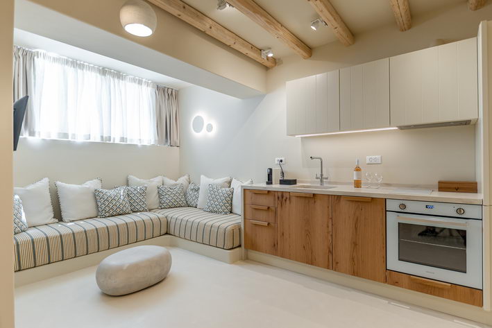 Deluxe Semi-Basement Apartment in Naxos
